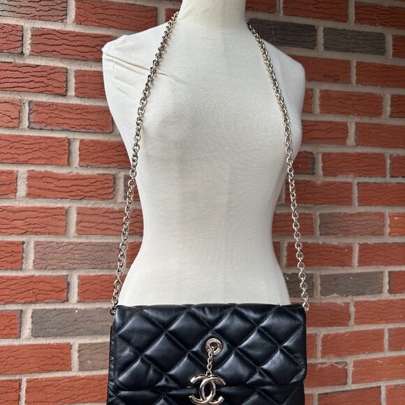 Double C Flap Over Cross Body Black Leather Purse Gold Chain & Magnetic Closure - Picture 2 of 7